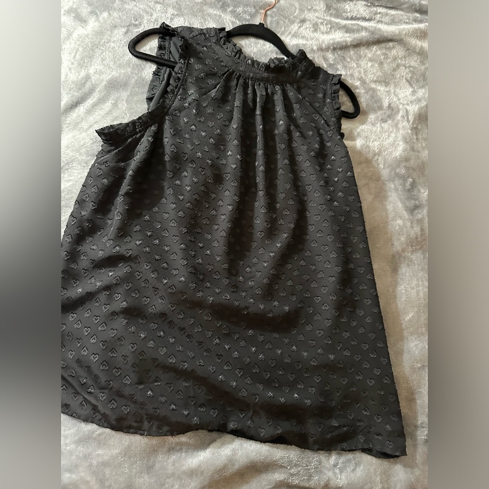 Black heart print sleeveless blouse